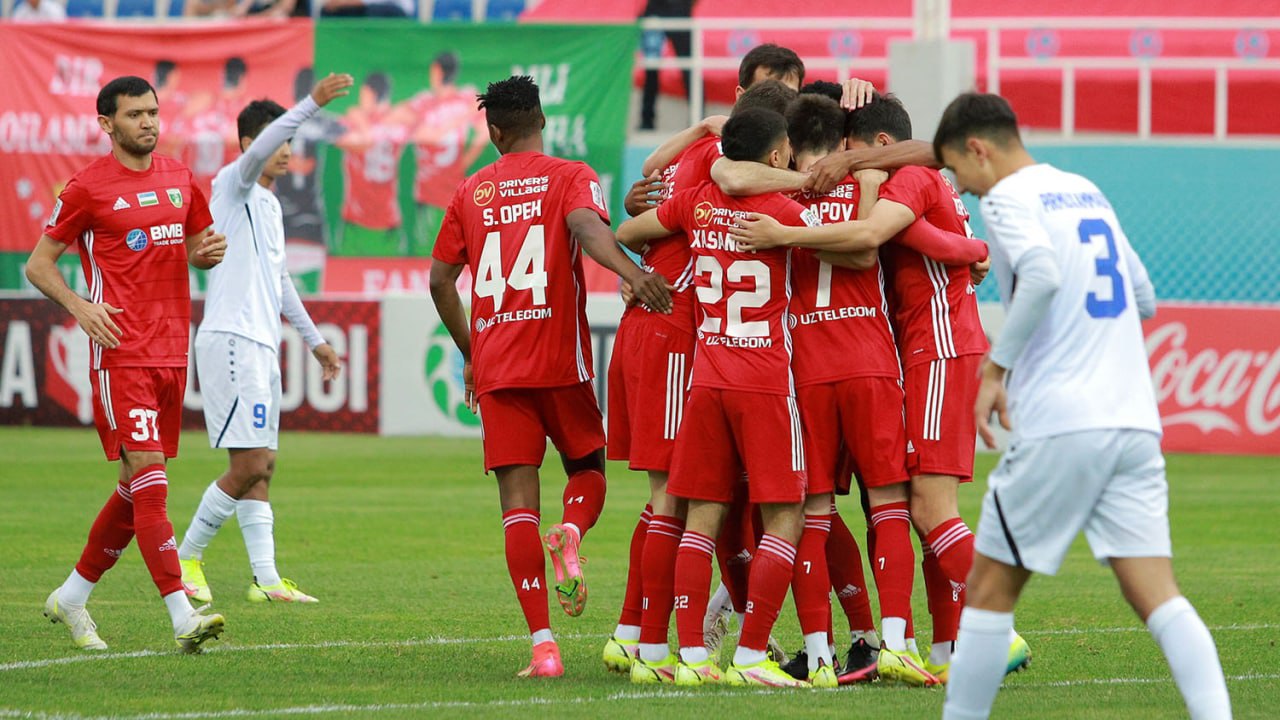 Локомотив ташкент самарканд. ФК Локомотив Ташкент. Lokomotiv Tashkent FC Stadium. Локомотив Ташкент бунедкор 21 мая. Futsal Lokomotiv Tashkent 2016.