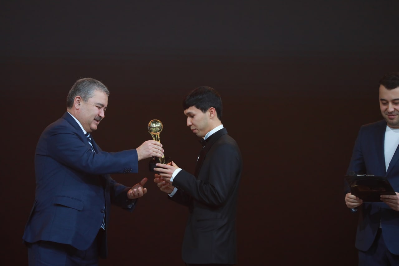 Ўзбек футболининг 2022 йилдаги энг яхшилари тақдирланди