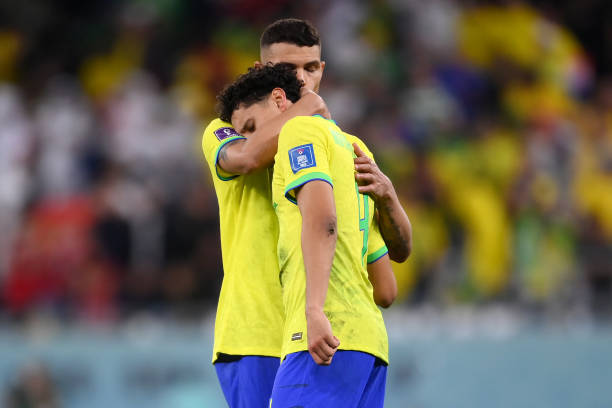 Uy qurilishi oral seks video Tasodifan oyoqlar orasiga