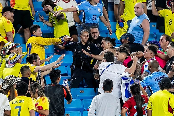 КОНМЕБОЛ 11 нафар уругвайлик футболчиларга нисбатан колумбиялик мухлислар билан жанжалдан кейин иш очди